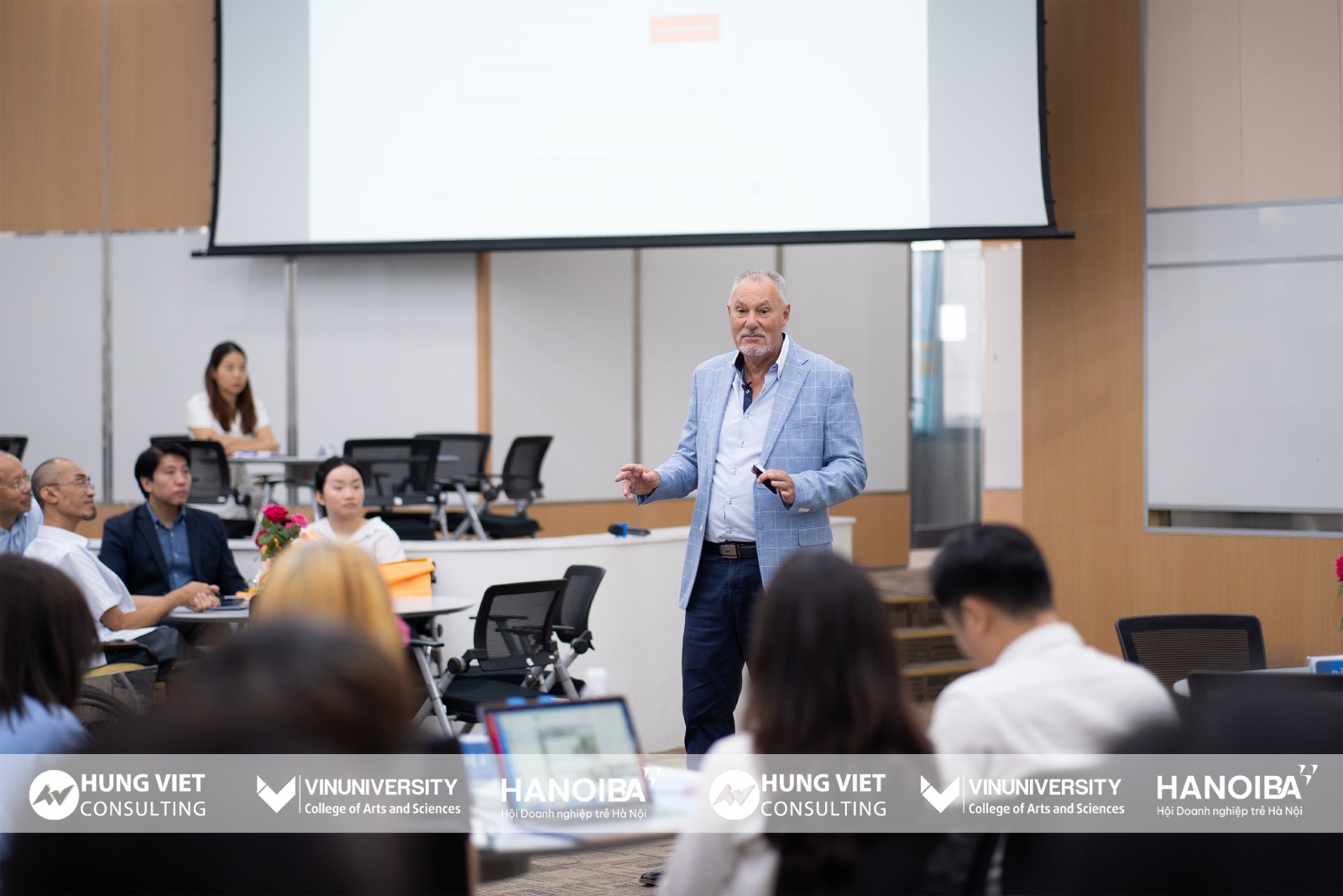 AI for Sales Growth tại VinUni bởi Frank Furness