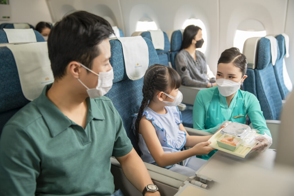 Tiếp viên phục vụ hành khách trong quá trình thực hiện chuyến bay
